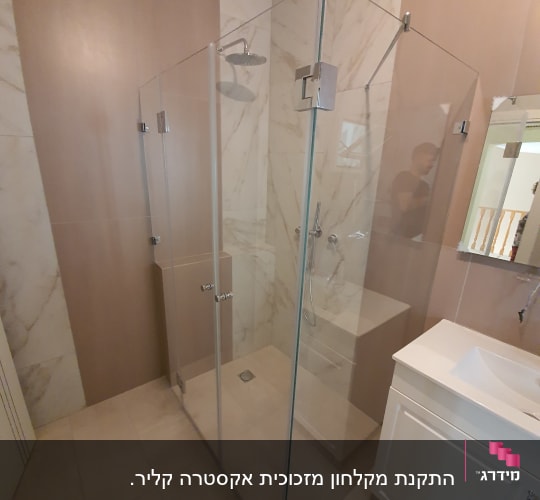 מקלחון זכוכית עם ראש מקלחת מתכתי